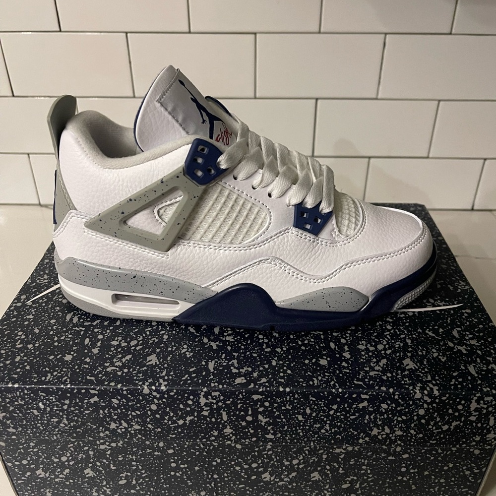 Big Kids Jordan Retro 4 Midnight Navy Size 5.